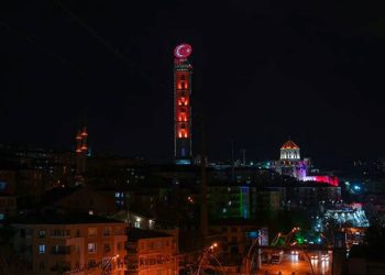 Seçim öncesi açılışı yapılan kulenin asansöründe vatandaşlar mahsur kaldı