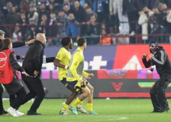 Olaylı maçta sahaya ilk giren maskeli taraftar yurt dışından gelmiş