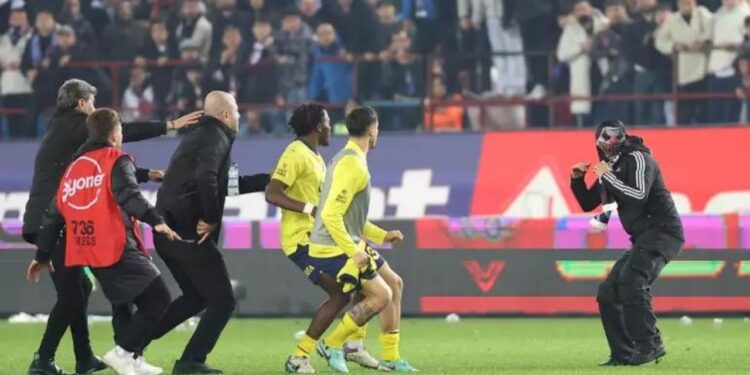 Olaylı maçta sahaya ilk giren maskeli taraftar yurt dışından gelmiş