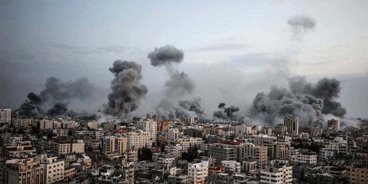 İsrail, Gazze’de yardım kamyonlarını bekleyen Filistinlilere saldırdı: 19 kişi hayatını kaybetti