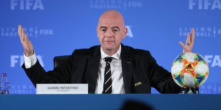 FIFA Başkanı’ndan “mavi kart”a kırmızı kart