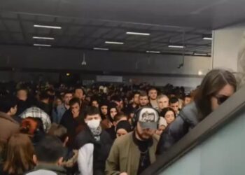 Metrobüs durağında yürüyen merdivenler ters yönde çalıştı: 3 kişi yaralandı