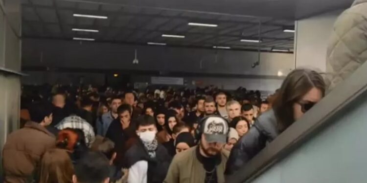Metrobüs durağında yürüyen merdivenler ters yönde çalıştı: 3 kişi yaralandı