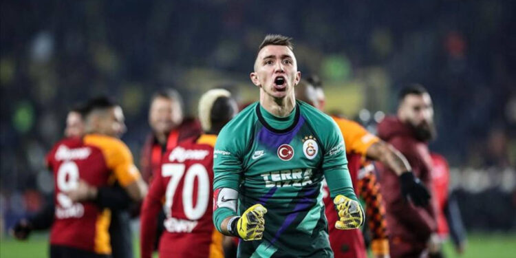 Galatasaray yönetimi Muslera ile masaya oturuyor
