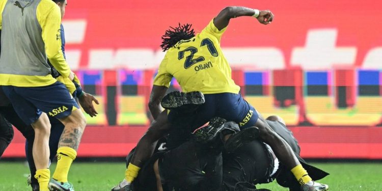 Osayi Samuel ilk kez konuştu: Takımımı savunmak zorundaydım, nefsi müdafaaydı