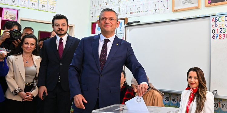 CHP Genel Başkanı Özgür Özel oyunu kullandı