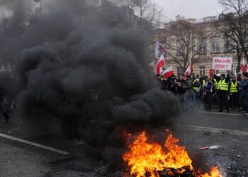 Polonyalı çiftçiler başbakanlık önünü savaş alanına çevirdi