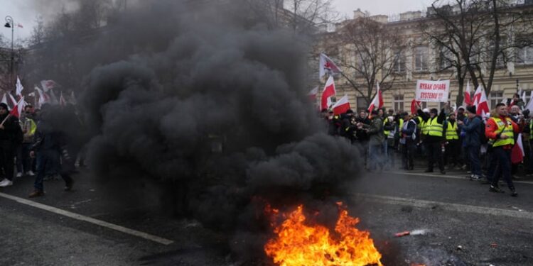 Polonyalı çiftçiler başbakanlık önünü savaş alanına çevirdi