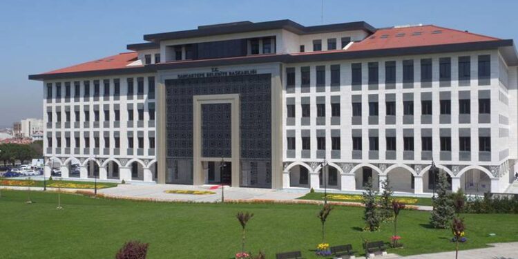 AKP’nin kaybettiği belediyelerden ‘yolsuzluk’ akıyor