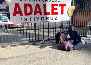 Pankartı söken görevliler Emine Şenyaşar’ı yere düşürdü