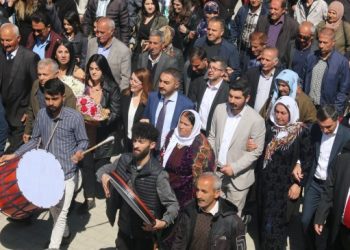 Eşbaşkanlar mazbatalarını halka birlikte aldı