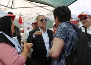 Lezita işçilerini ziyaret eden kadınlar, sendika başkanı tarafından tehdit edildi