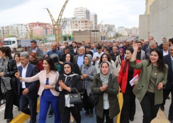 Mazbatalarını alan eşbaşkanlar: Halka hizmet için geldik