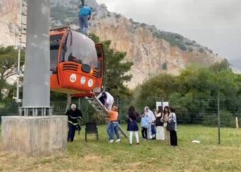 Teleferik direği heyelan nedeniyle kırılmış!