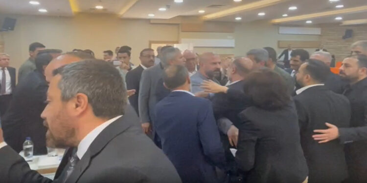 AKP'li başkan komisyon üye sayısını 3'e düşürdü, meclis karıştı