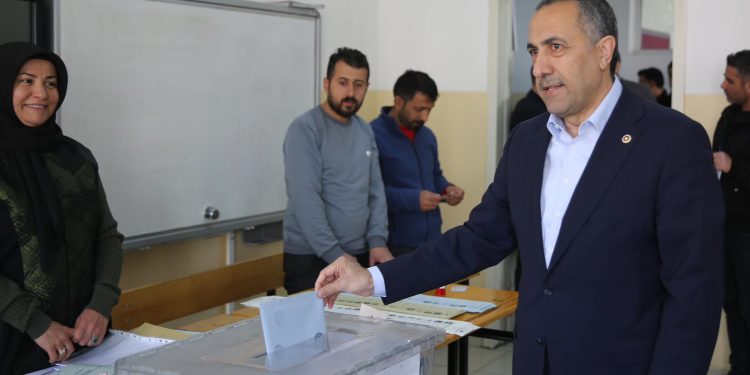 AKP’nin Van adayı Arvas, yazılı açıklama yaptı: Kayyım olmak gibi bir düşümcem olmadı