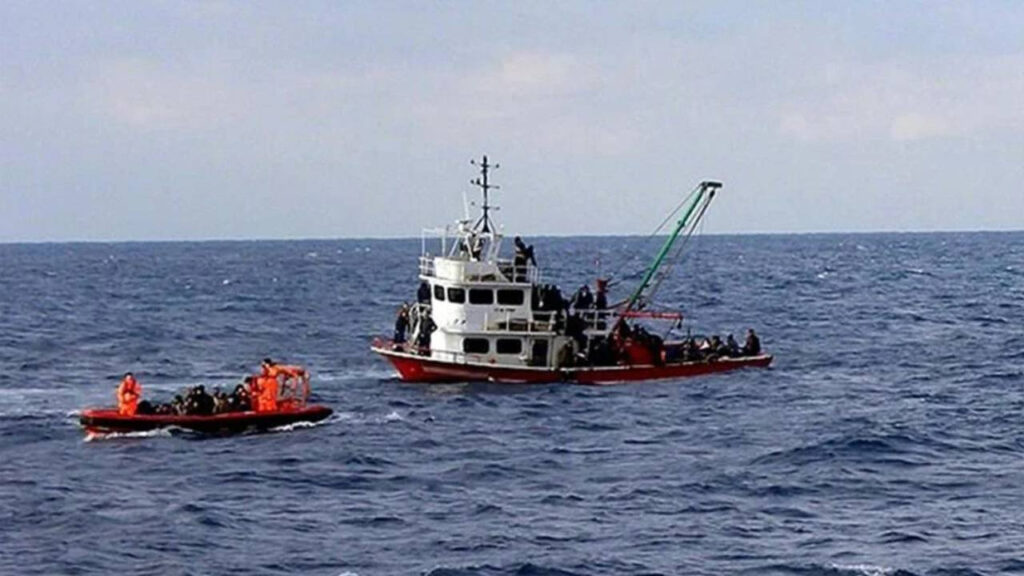 Akdeniz'de göçmen teknesi battı: 8 ölü