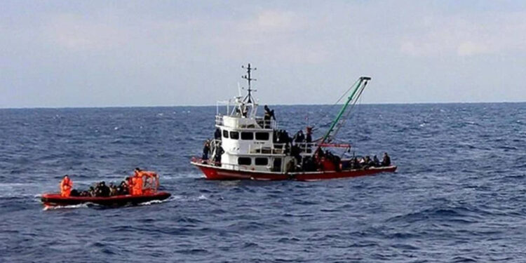 Akdeniz'de göçmen teknesi battı: 8 ölü