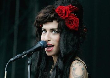 Amy Winehouse’un 17 sterlinlik bale ayakkabıları 7 bin 500 sterline satılıyor