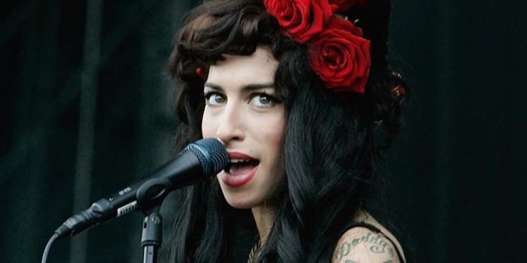 Amy Winehouse’un 17 sterlinlik bale ayakkabıları 7 bin 500 sterline satılıyor