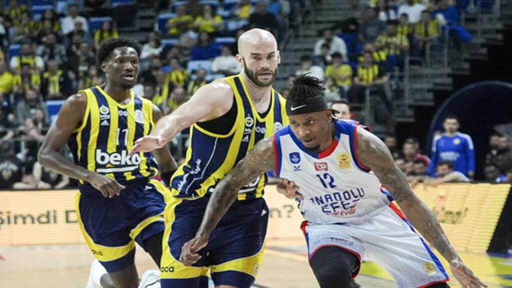 Anadolu Efes, Fenerbahçe Beko'yu devirdi