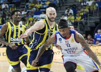 Anadolu Efes, Fenerbahçe Beko'yu devirdi