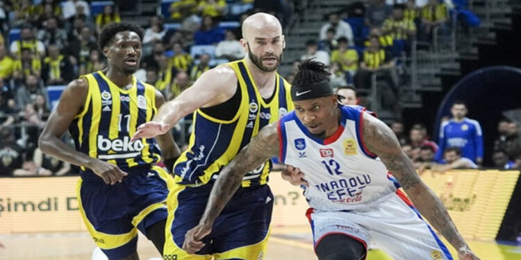 Anadolu Efes, Fenerbahçe Beko'yu devirdi