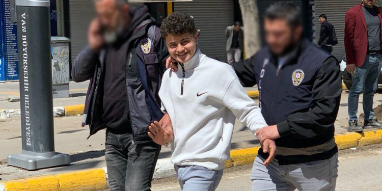 Avukatı açıkladı: Van’daki ‘gülen çocuk’ tutuklandı