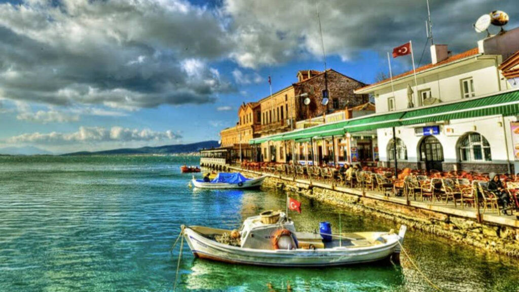 Ayvalık'ta restoran fiyatları gündem oldu: Bonfile 1000 TL, tavuk şiş 600 TL