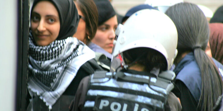 Babasını Mavi Marmara’da kaybeden Beyza Akyüz: Mossad ajanlığına varan ithamlar bana bir kez daha yaşadığım ülke gerçeğini öğretti