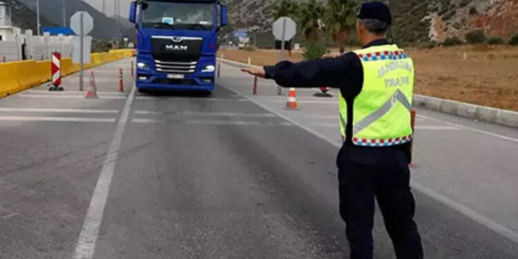 Bayram tatili dönüşü ağır vasıtalı araçlara trafikte seyir kısıtlaması  