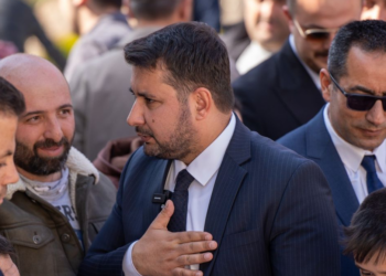 Belediye başkanı çalışanların maaşını cebinden ödedi