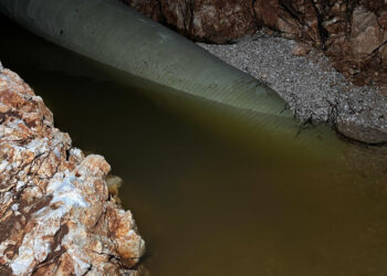 Bodrum'da ana isale hattı patladı: Tazyikli su metrelerce havaya yükseldi