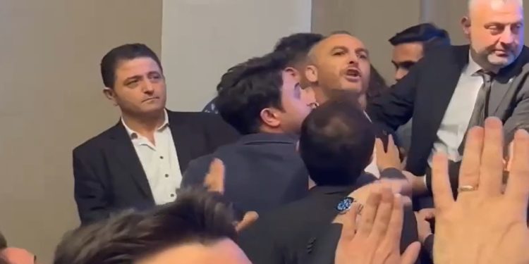 Bursa'daki mazbata töreninde, sözlerden çok yumruklar konuştu