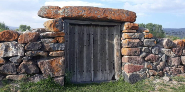 Büyükşehir çalışanları belediyenin vinciyle define aradı! 300 yıllık tarihi eseri parçaladılar