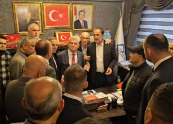 Devir teslim töreninde milletvekiline çiçek fırlatıp, küfretti