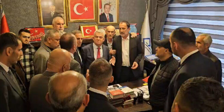 Devir teslim töreninde milletvekiline çiçek fırlatıp, küfretti