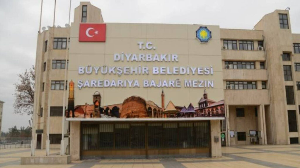 Diyarbakır’da DEM dönemi: 11 Daire başkanı görevden alındı