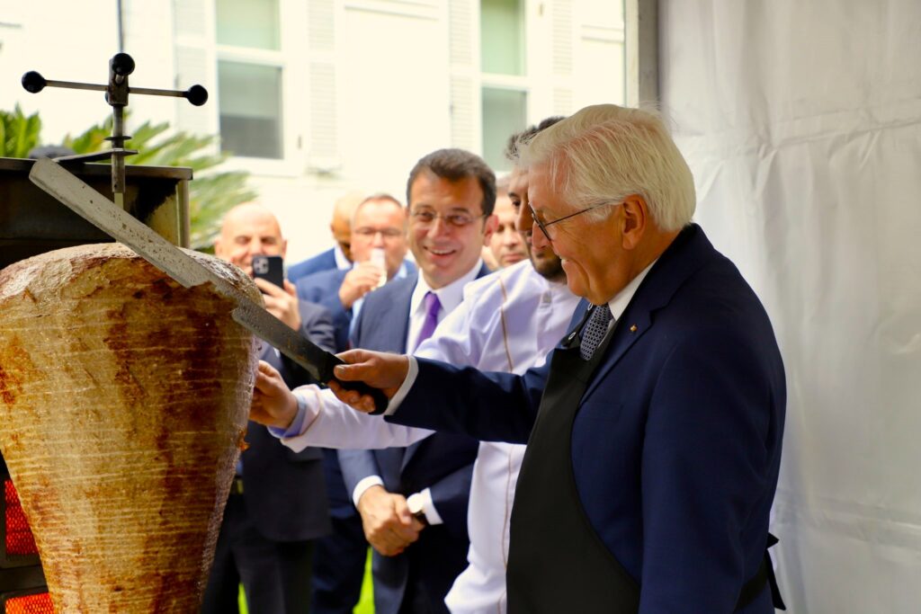 Döneri kesen terler: Steinmeier’in döner diplomasisi hedefine ulaştı