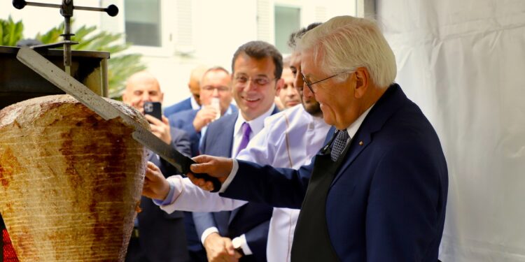 Döneri kesen terler: Steinmeier’in döner diplomasisi hedefine ulaştı