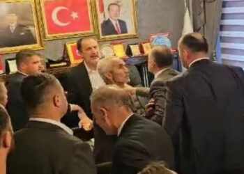 Düzce'de devir teslim töreninde kavga: Eski başkan yeni başkanın üzerine yürüyüp küfretti