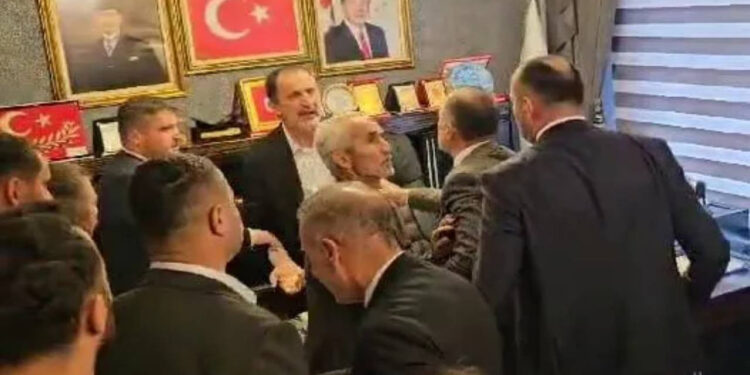 Düzce'de devir teslim töreninde kavga: Eski başkan yeni başkanın üzerine yürüyüp küfretti