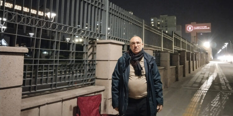 Elektrik kesintisine isyan etti: Milletvekili Tanal, Bakanlık önünde oturma eylemi başlattı