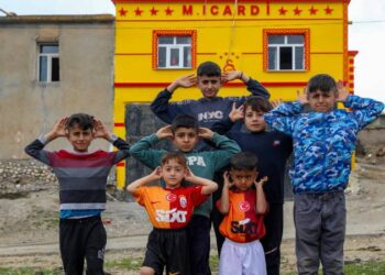 Fanatik Galatasaray taraftarı dünyada gündem oldu; evini sarı kırmızıya boyadı, üstüne Icardi yazdı