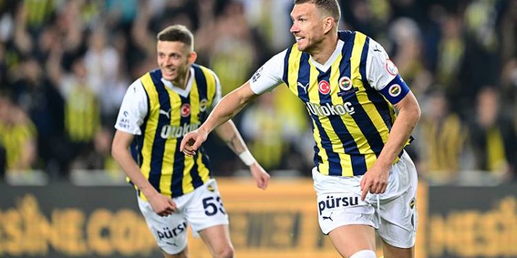 Fenerbahçe, Adana Demirspor'u 4 golle geçti, zirve takibini sürdürdü