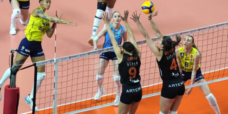 Fenerbahçe, Eczacıbaşı'nı devirdi, final serisinde öne geçti!