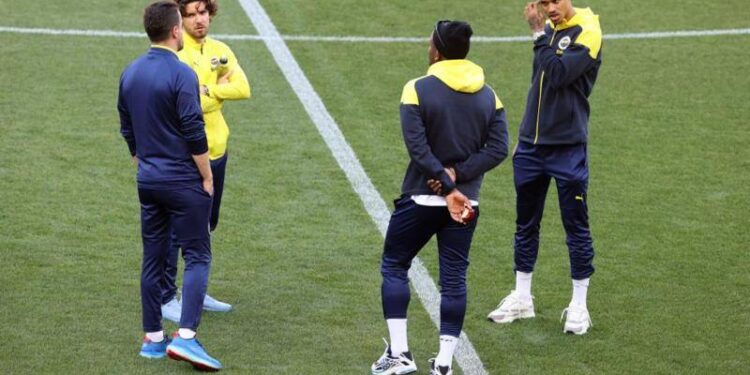 Fenerbahçe UEFA Konferans Ligi'nde yarı final için Olympiakos karşısında