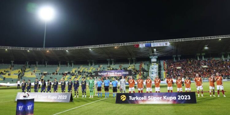 Fenerbahçe sahadan çekildi, Süper Kupa maçı tatil edildi