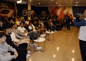Fenerbahçe'de tarihi genel kurul öncesi Başkan Ali Koç futbolcularla görüştü: 'Tüm cephelerde mücadele' vurgusu