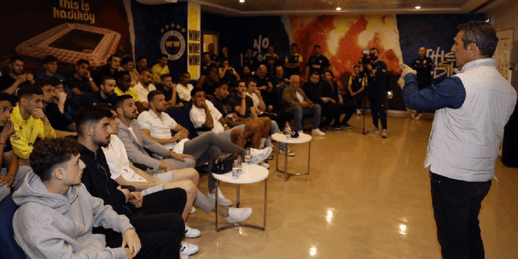 Fenerbahçe'de tarihi genel kurul öncesi Başkan Ali Koç futbolcularla görüştü: 'Tüm cephelerde mücadele' vurgusu